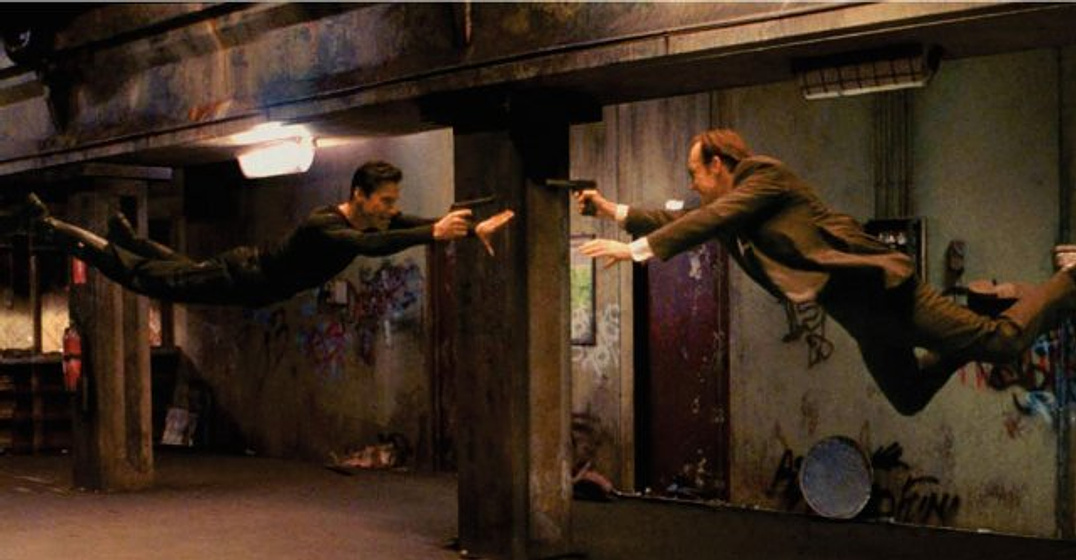 Keanu Reeves y Hugo Weaving en Matrix