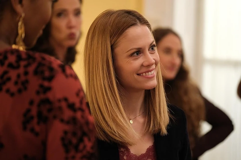 Claire Coffee en presa-de-un-engano