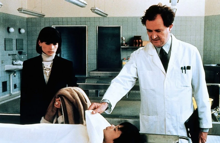 Jim Broadbent y Julia Ormond en smila-misterio-en-la-nieve