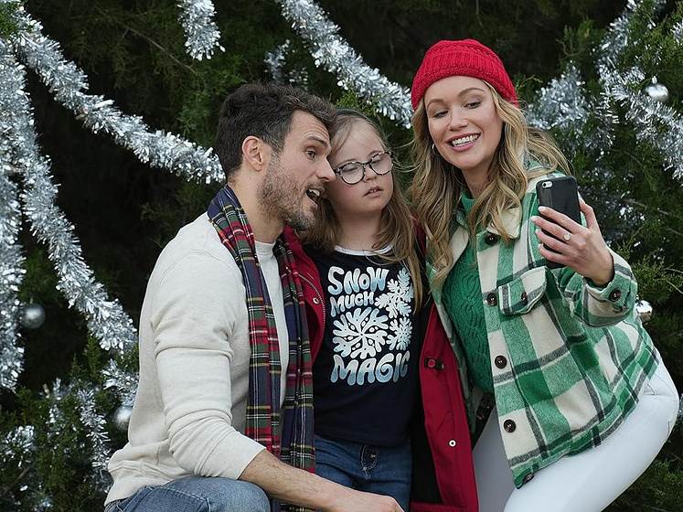 Katrina Bowden, Ryan Cooper y Mia Analise Armstrong en Una Navidad en Nueva Esperanza