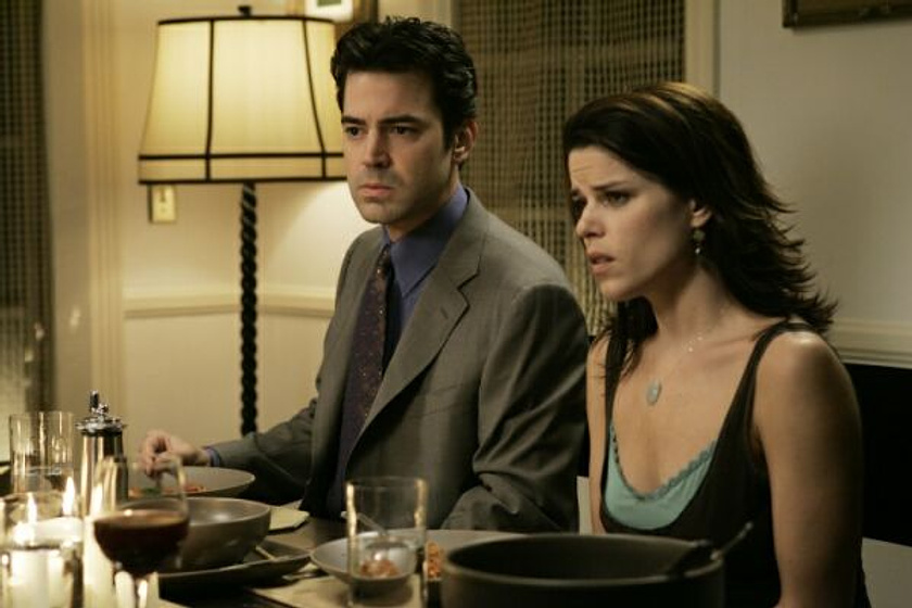 Neve Campbell y Ron Livingston en Relative Strangers. Una familia casi perfecta