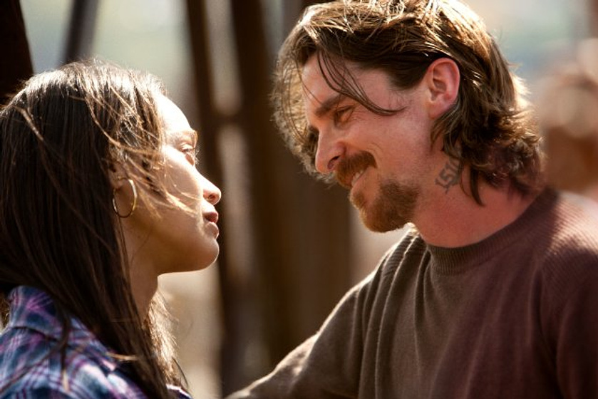 Christian Bale y Zoe Saldana en La Ley del Más Fuerte