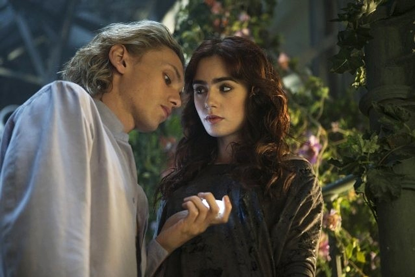 Jamie Campbell Bower y Lily Collins en Cazadores de sombras: Ciudad de hueso