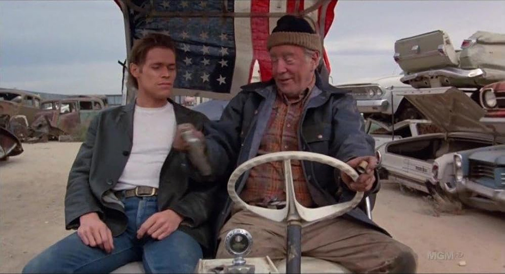 Willem Dafoe y Stephen Elliott en taberna-salvaje-parador-66