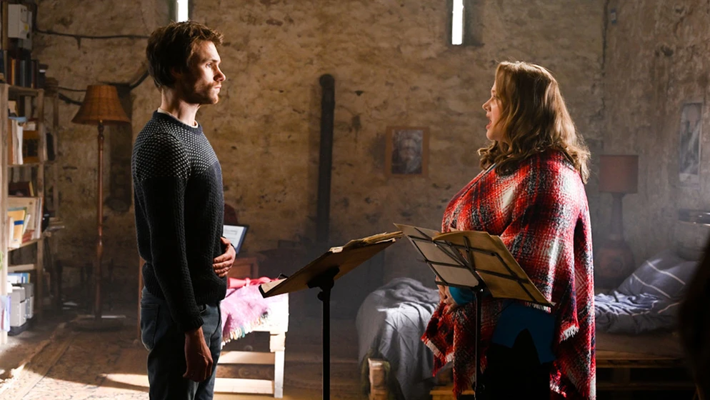 Hugh Skinner y Danielle Macdonald en un-romance-con-figaro