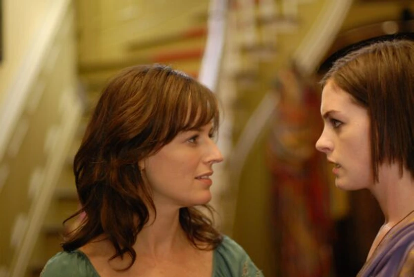 Anne Hathaway y Rosemarie DeWitt en la-boda-de-rachel