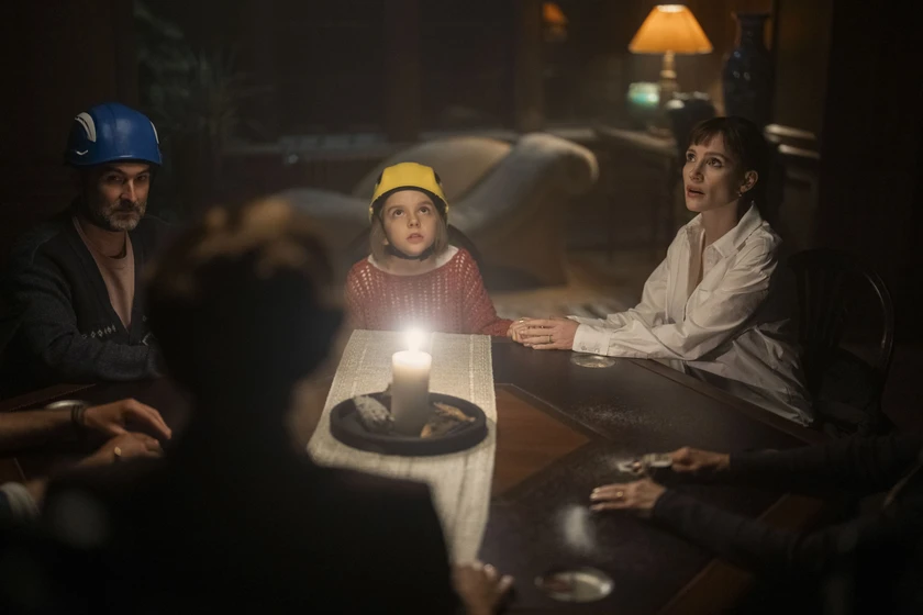Jessica Chastain, Jay Duplass y Arabella Olivia Clark en la-otra-madre-2026