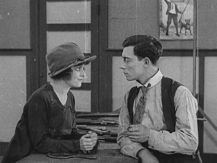 Buster Keaton y Bartine Burkett en el-guardaespaldas-1921