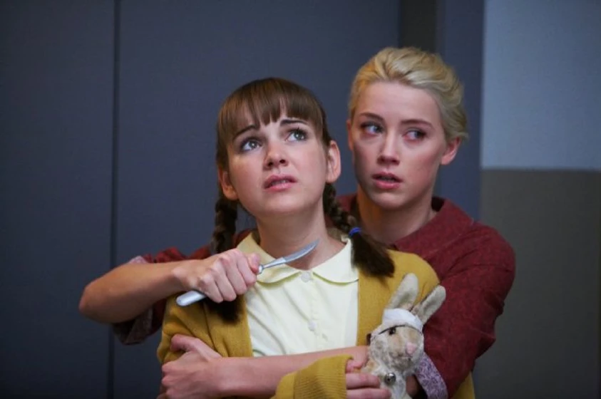 Amber Heard y Laura-Leigh en encerrada
