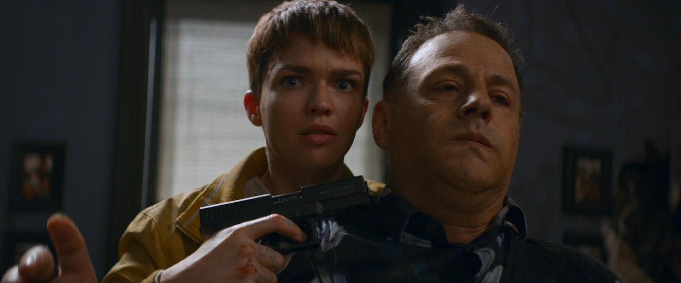Louis Mandylor y Ruby Rose en The Doorman