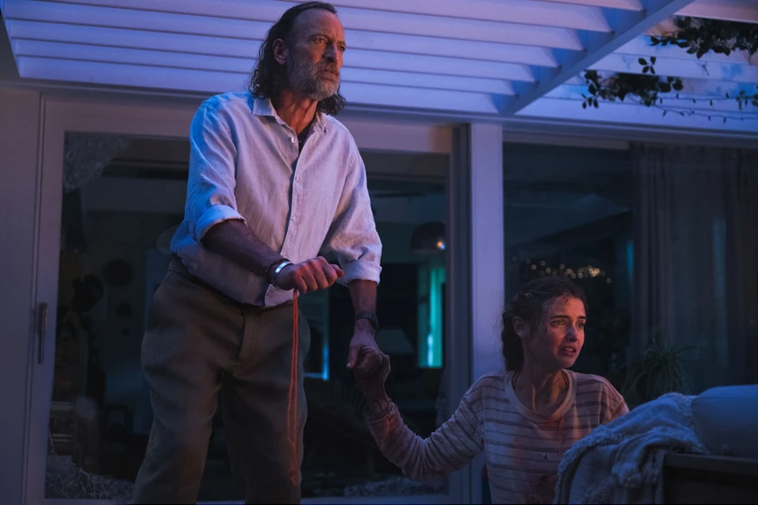 Troy Kotsur y Gia Hunter en primate-2026