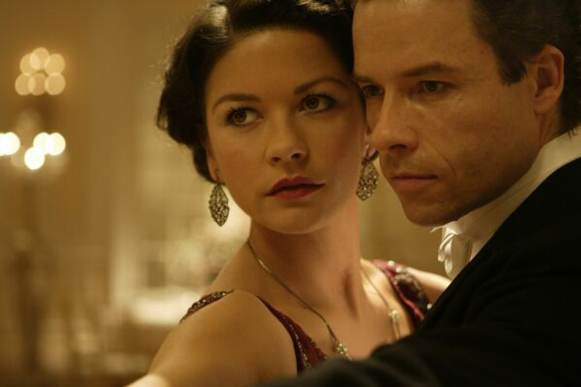 Catherine Zeta-Jones y Guy Pearce en El Último Gran Mago
