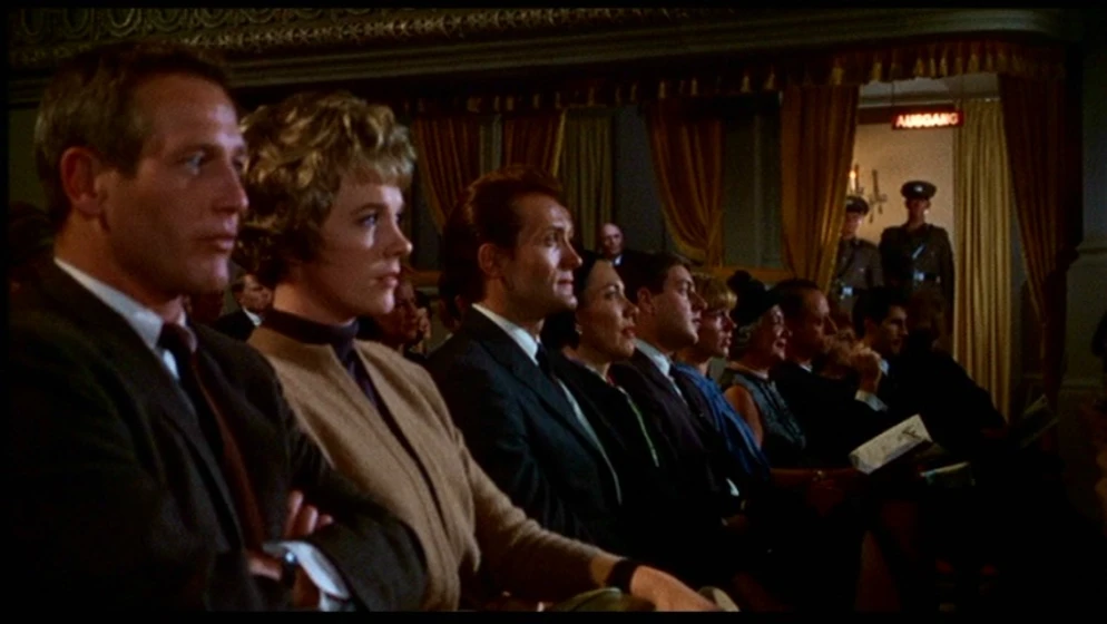 Paul Newman y Julie Andrews en cortina-rasgada