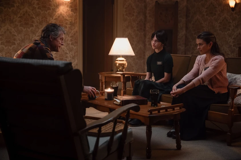 Hugh Jackman, Chloe East y Sophie Thatcher en heretic-hereje