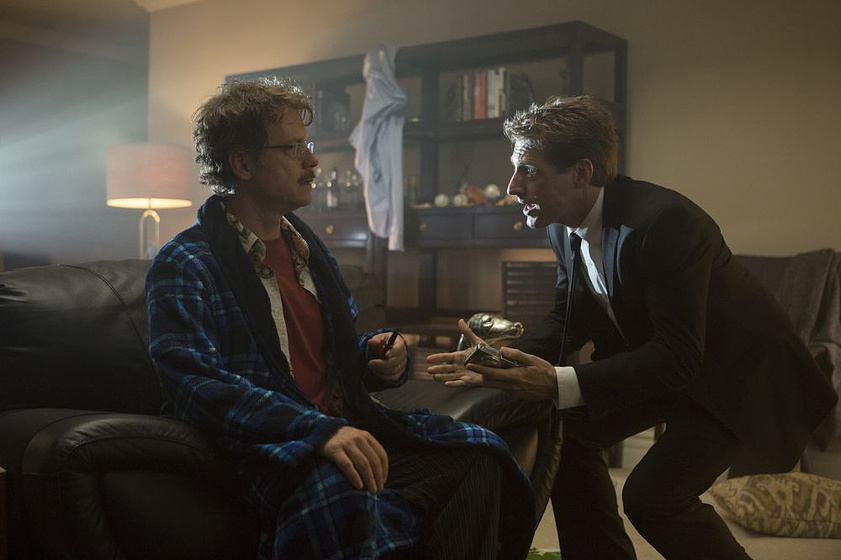 Greg Kinnear y Fran Kranz en El Asesinato de un gato