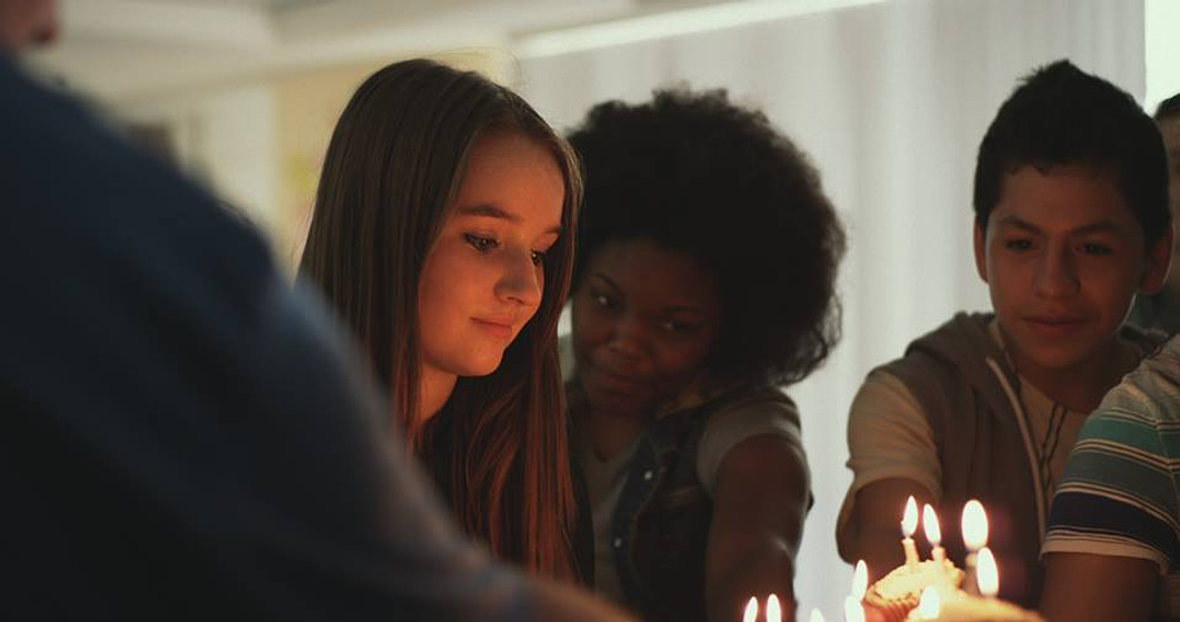 Kevin Hernandez y Kaitlyn Dever en Las Vidas de Grace (Short Term 12)