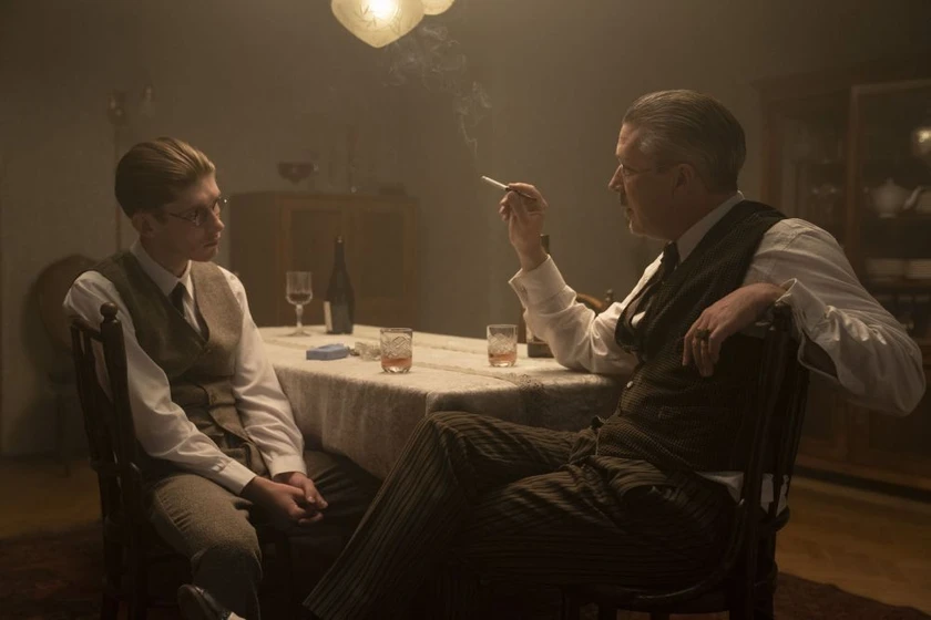 Aidan Gillen y Fionn O'Shea en dance-first