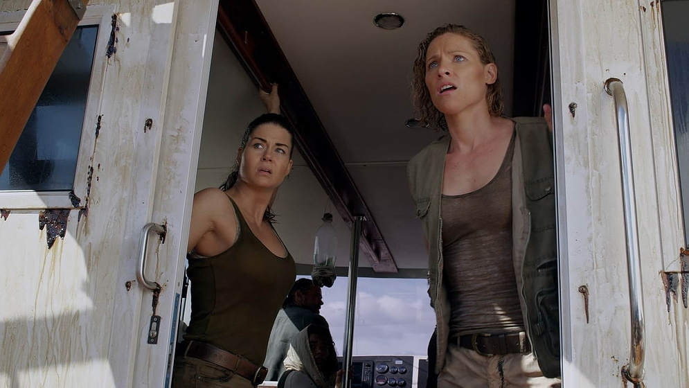 Stephanie Beran y Lindsay Sullivan en El Planeta de los Tiburones