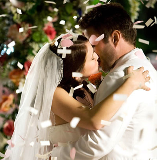 Marla Sokoloff y Kieren Hutchison en Romance entre las Flores