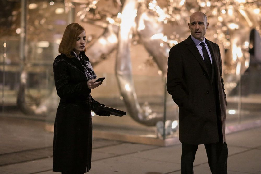 Mark Strong y Jessica Chastain en El Caso Sloane