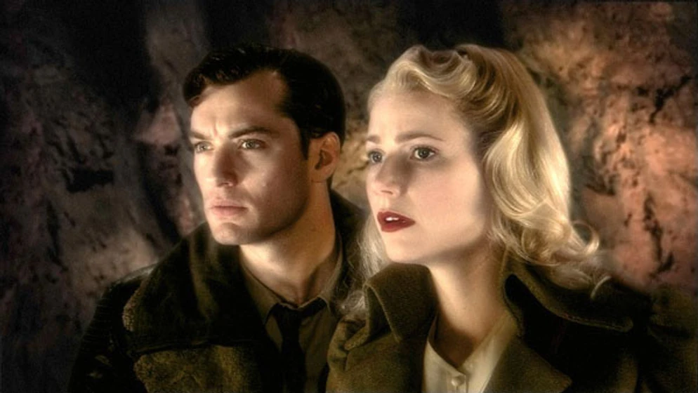 Jude Law y Gwyneth Paltrow en sky-captain-y-el-mundo-del-manana