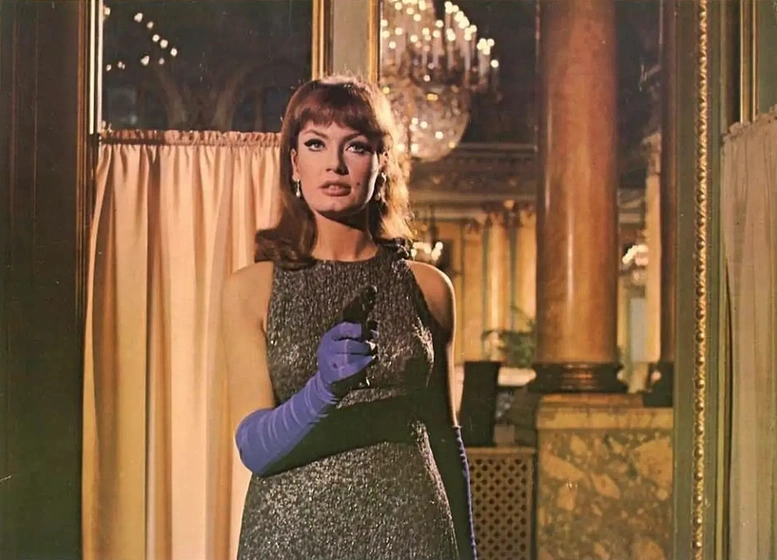 Marisa Mell en Nueva York llama a Superdrago