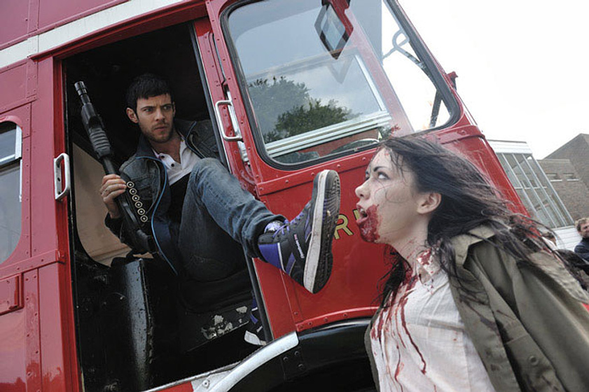 Harry Treadaway en Invasión Zombie