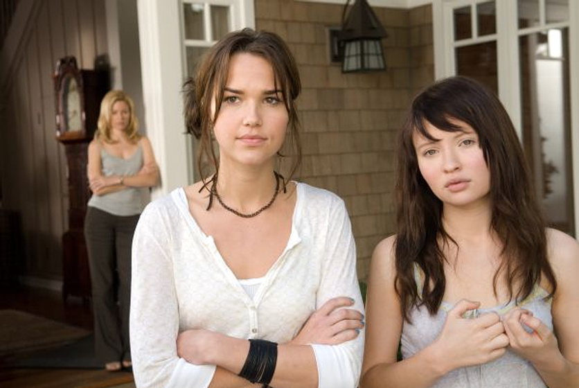 Emily Browning y Arielle Kebbel en Presencias Extrañas