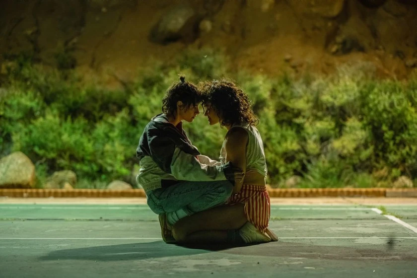 Kristen Stewart y Katy M. O'Brian en sangre-en-los-labios