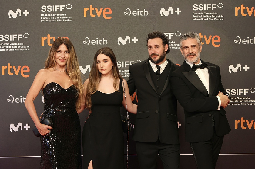 Leonardo Sbaraglia, Mónica Ayos, Diego Lerman y Renata Lerman en El Hombre que amaba los Platos voladores (Festival de San Sebastián. Septiembre 2024)