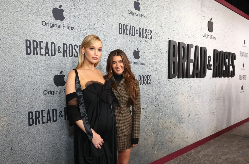 Jennifer Lawrence en bread-roses (Premiere en Los Angeles. Noviembre 2024)