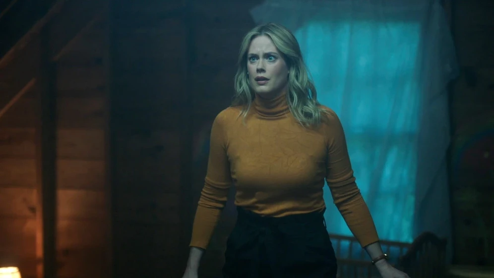 Abigail Hawk en sombras-en-el-atico