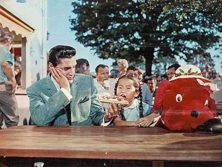 Elvis Presley y Vicky Tiu en punos-y-lagrimas