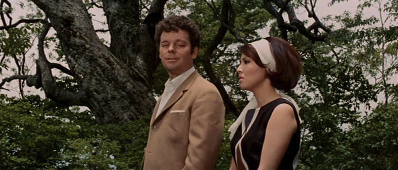 Russ Tamblyn y Kumi Mizuno en La Batalla de los Simios Gigantes