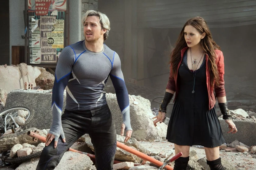 Aaron Taylor-Johnson y Elizabeth Olsen en vengadores-la-era-de-ultron