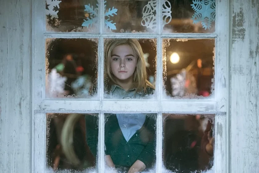 Kiernan Shipka en flores-en-el-atico-2014