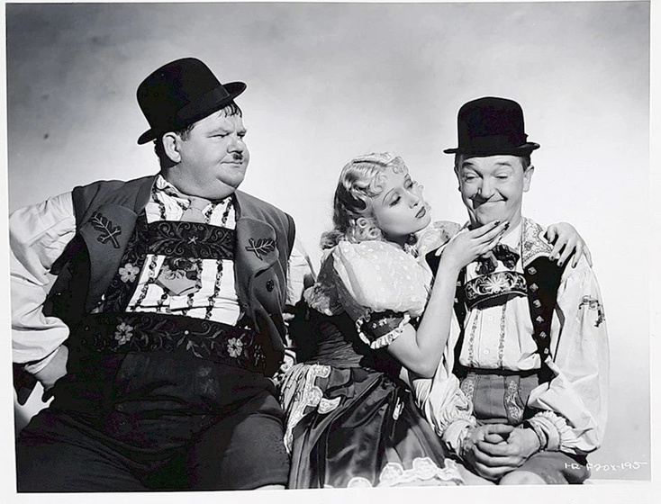 Stan Laurel, Oliver Hardy y Grete Natzler en quesos-y-besos