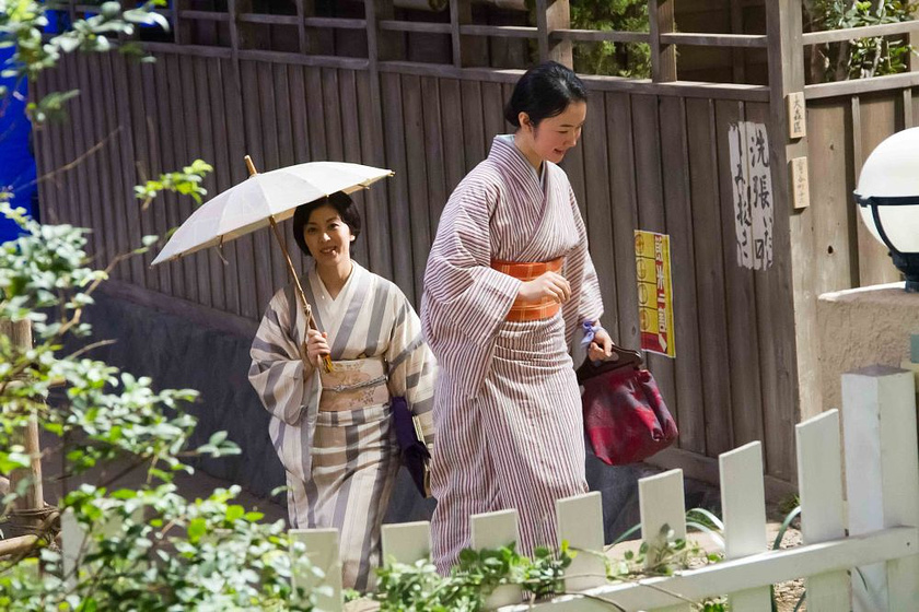 Takako Matsu y Haru Kuroki en La Casa del tejado rojo