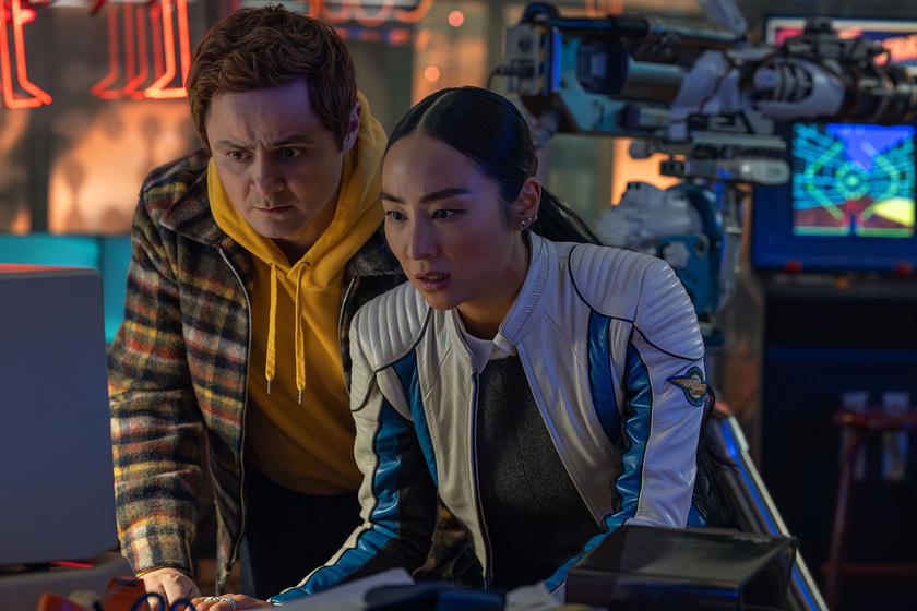 Greta Lee y Arturo Castro en Tron. Ares