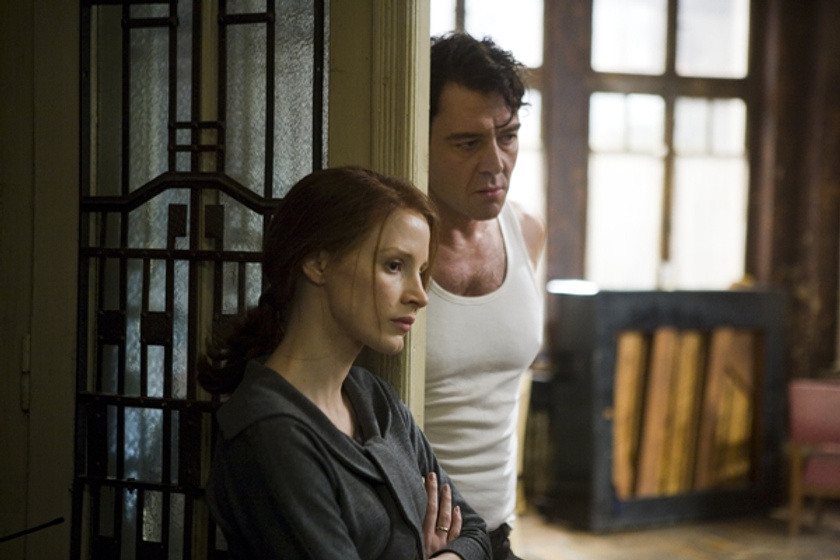 Marton Csokas y Jessica Chastain en La Deuda