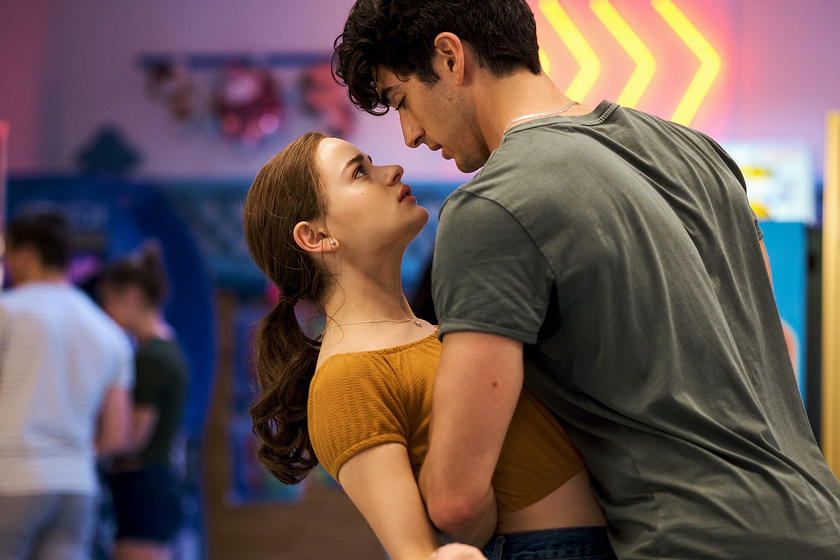 Joey King y Taylor Zakhar Perez en mi-primer-beso-2