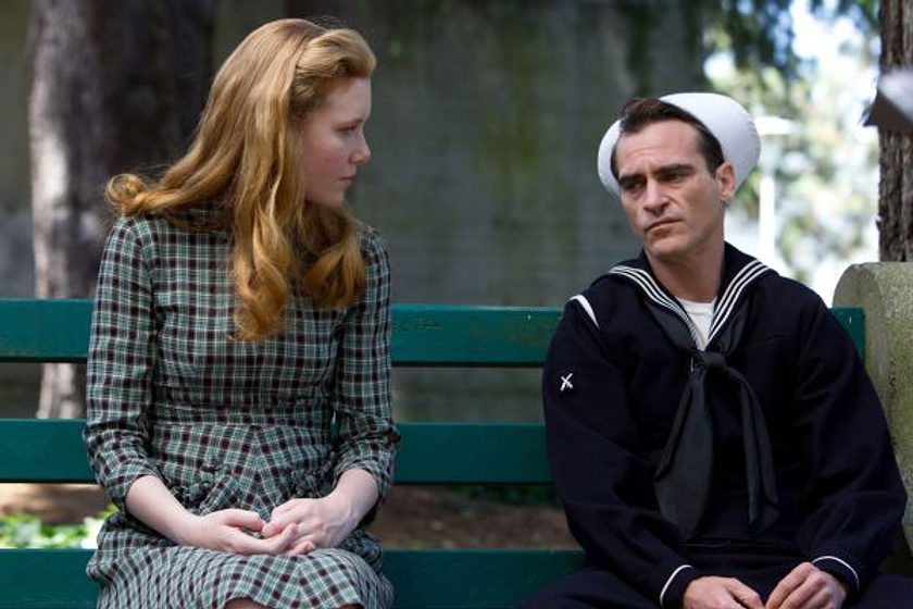 Joaquin Phoenix y Madisen Beaty en The Master