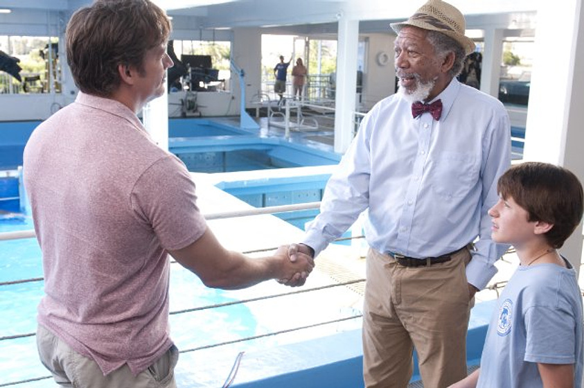 Morgan Freeman, Harry Connick Jr. y Nathan Gamble en La Gran aventura de Winter el delfín