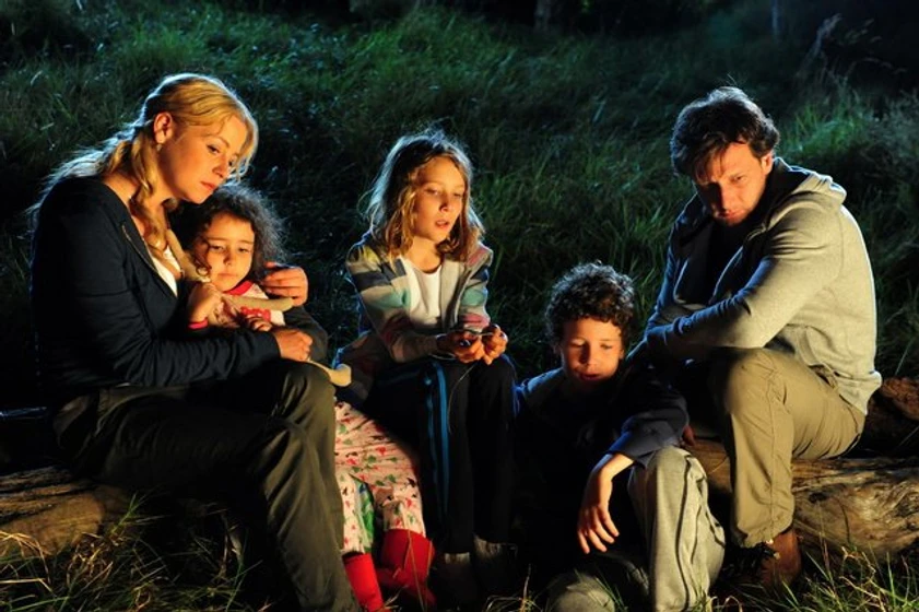 Ella Edwards, Hendrik Duryn, Theresa Scholze, Edward Hall y Anna White en Solos tú y yo