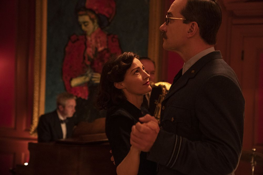 Matthew Macfadyen y Ruby Bentall en El Arma del Engaño