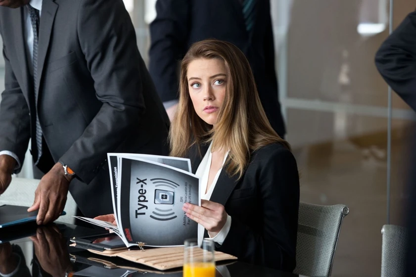 Amber Heard en el-poder-del-dinero