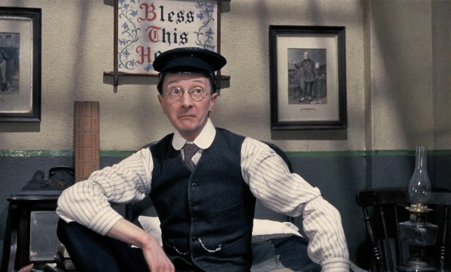Charles Hawtrey en continuad-gritando