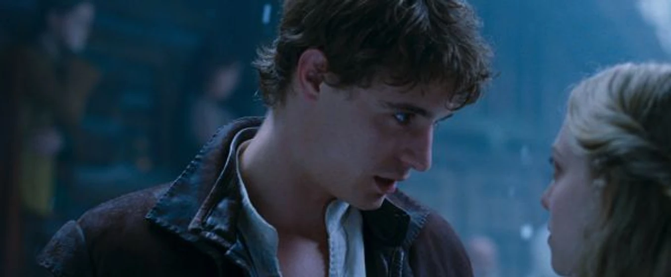 Amanda Seyfried y Max Irons en caperucita-roja
