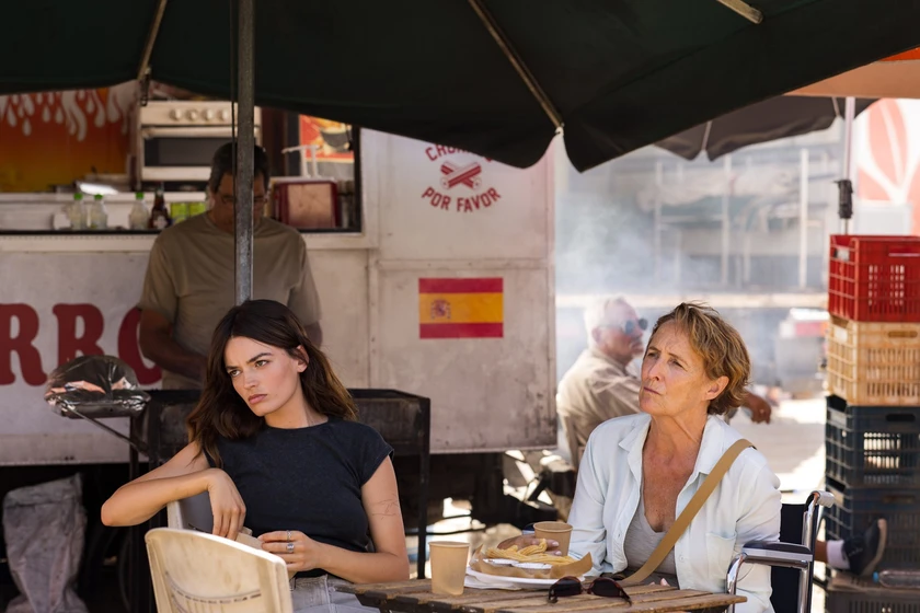 Fiona Shaw y Emma Mackey en agua-salada