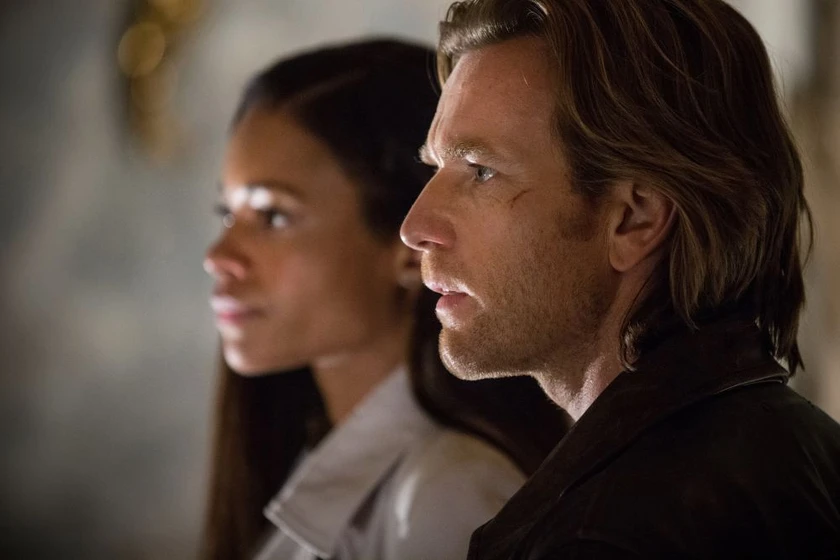 Ewan McGregor y Naomie Harris en un-traidor-como-los-nuestros